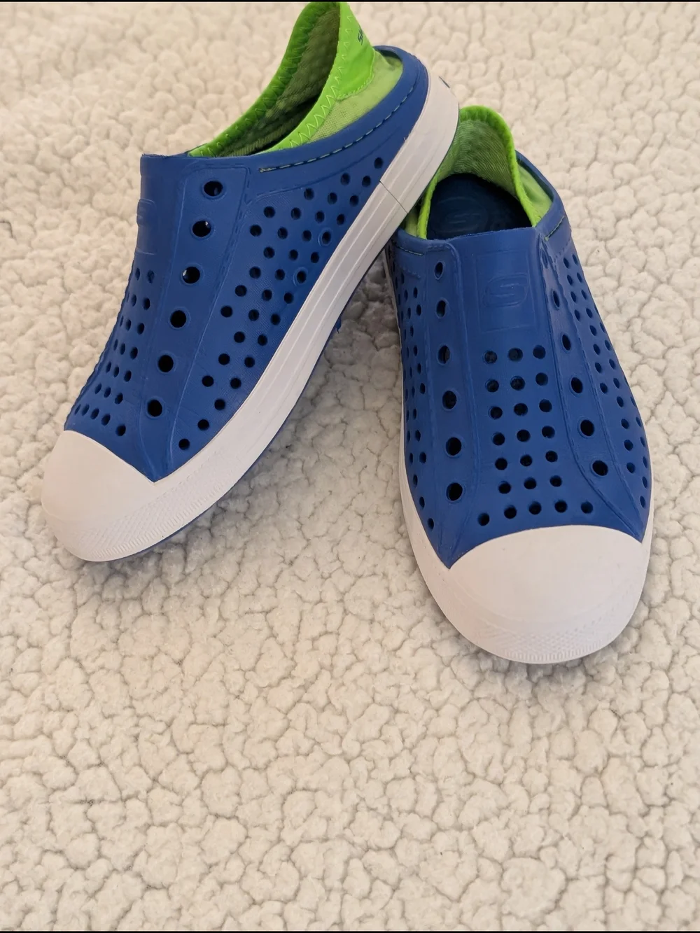 Great Condition: Skechers Foamies Guzman Steps Kids 3